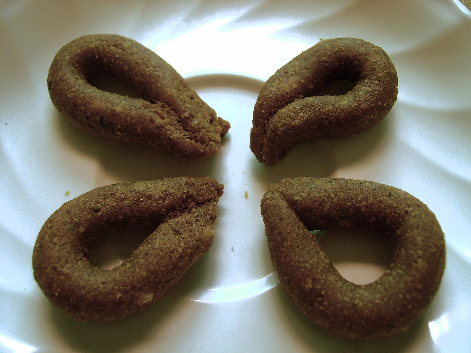 Ring-shaped kadboli coiled and fried crisp